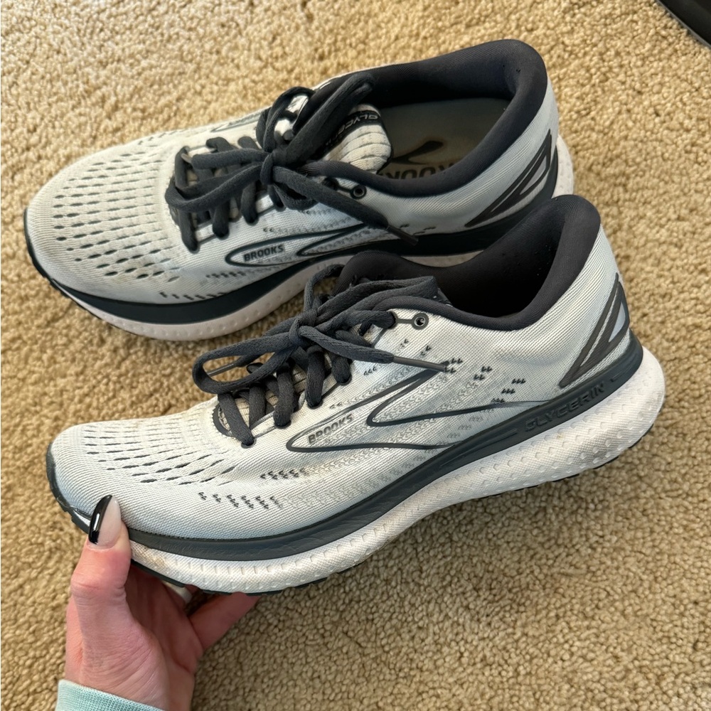 Brooks Glycerin 19 Athletic Shoes with Breathable Mesh and Cushioned Sole